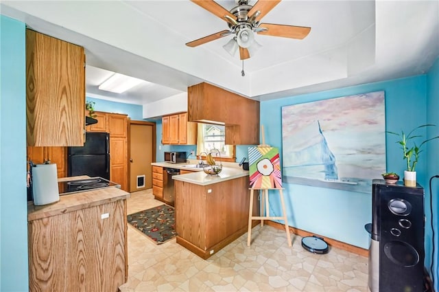 188 Taylor Ave, Sharon, PA 16146 - kitchen with stainless steel appliances, light countertops, a sink, a ceiling fan, and a peninsula