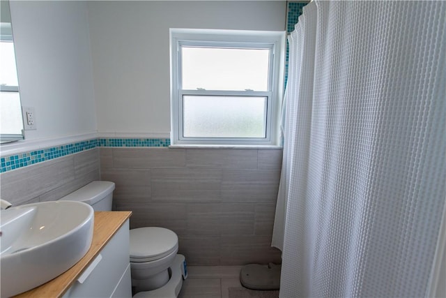 1048 Downlook, Stanton Heights, PA 15201 - full bath featuring tile walls, toilet, vanity, wainscoting, and a shower with curtain