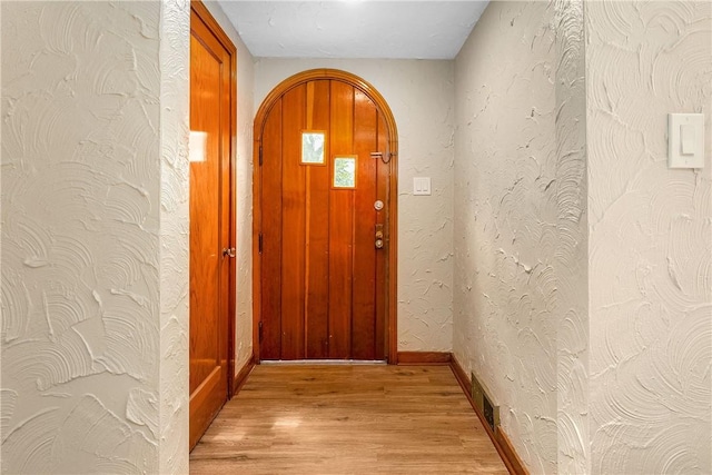 533 Freeport Rd, New Kensington, PA 15068 - entryway with arched walkways, light wood-style floors, and baseboards
