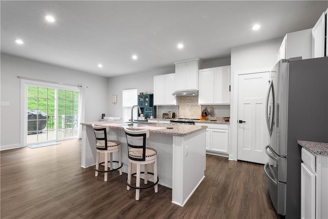 2025 Pinnacle Way S, Park, PA 15129 - kitchen with freestanding refrigerator, dark wood-style flooring, a sink, an island with sink, and decorative backsplash