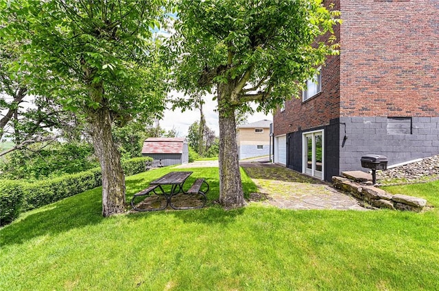 view of grassy yard featuring a garage