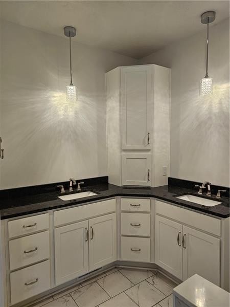 801 Wimbledon Dr, Mount Pleasant Twp Wml, PA 15666 - full bath featuring marble finish floors and double vanity
