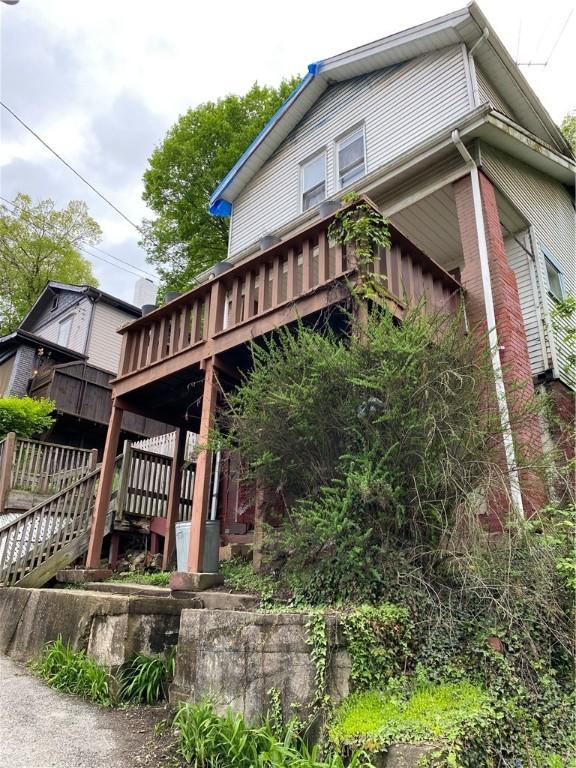 view of front facade featuring a deck