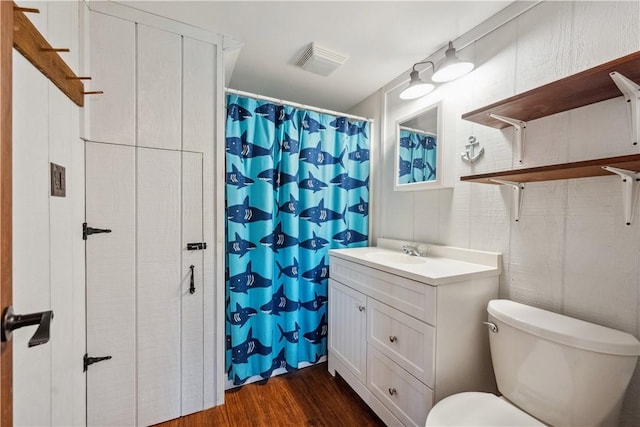 1036 Causeway Dr, Lake Stonycreek, PA 15541 - full bath featuring wood finished floors, toilet, vanity, and curtained shower