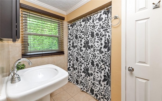 811 Jefferson Dr, Ross Twp, PA 15229 - full bath featuring crown molding, a sink, a shower with curtain, tile patterned floors, and tile walls