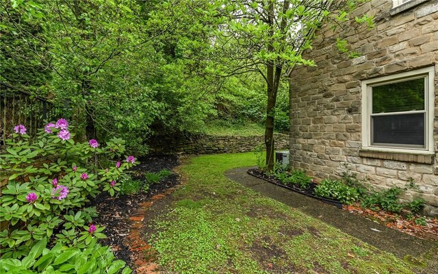 811 Jefferson Dr, Ross Twp, PA 15229 - view of yard featuring fence