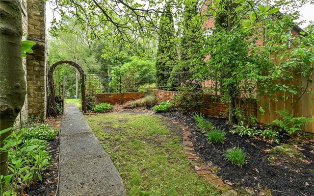 811 Jefferson Dr, Ross Twp, PA 15229 - view of yard featuring fence