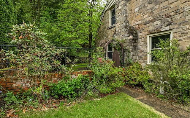 811 Jefferson Dr, Ross Twp, PA 15229 - view of yard