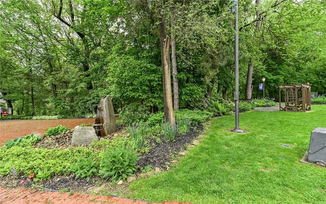 811 Jefferson Dr, Ross Twp, PA 15229 - view of green lawn