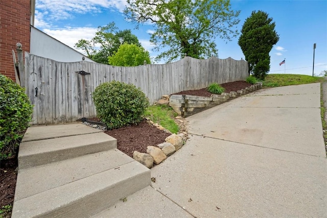 665 Dunster St, Brookline, PA 15226 - view of yard with fence