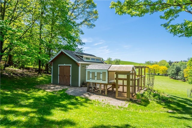 view of poultry coop featuring a lawn