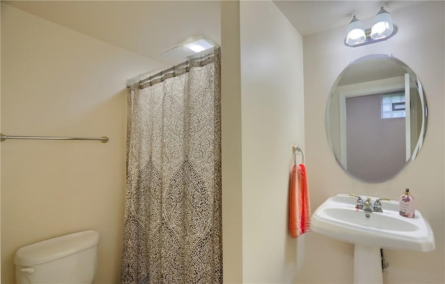 full bathroom featuring toilet and a shower with curtain