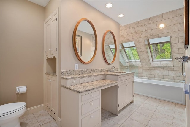 bathroom featuring a garden tub, toilet, vanity, baseboards, and recessed lighting