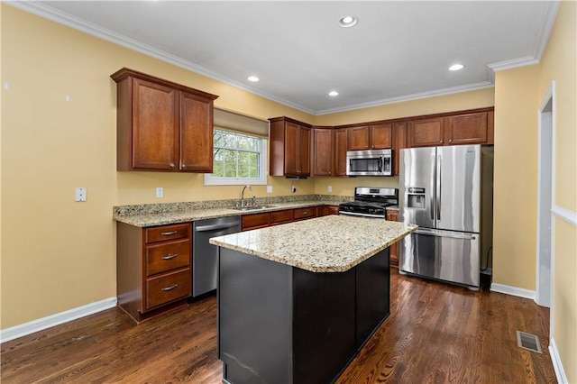 kitchen featuring appliances with stainless steel finishes, a sink, dark wood finished floors, baseboards, and crown molding