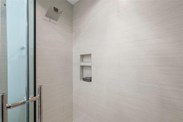 bathroom featuring tiled shower