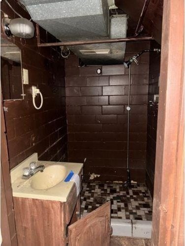 543 Highland Ave, Kittanning Boro, PA 16201 - full bathroom with a tile shower and vanity