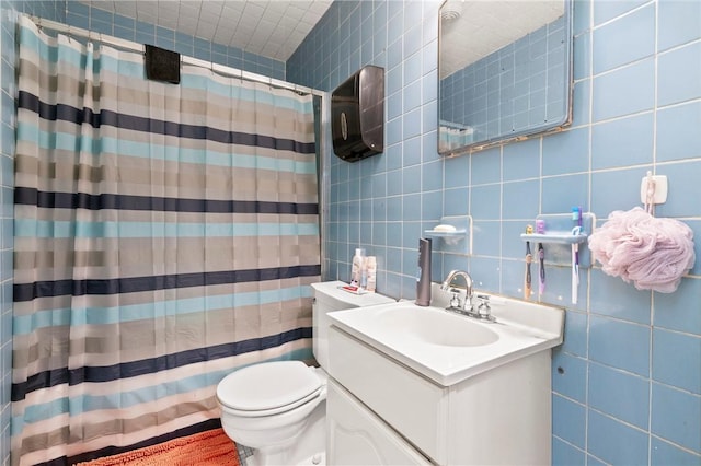 full bathroom with tile walls, tasteful backsplash, a shower with shower curtain, toilet, and vanity