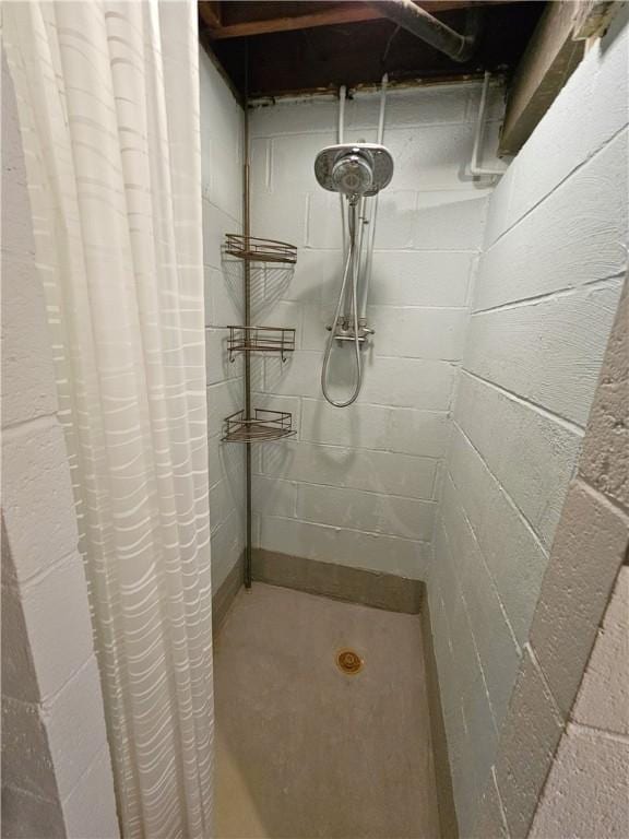 bathroom featuring tiled shower