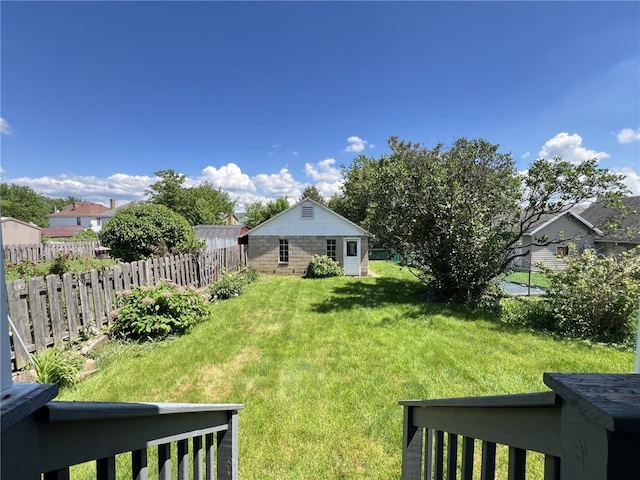 view of yard featuring an outbuilding