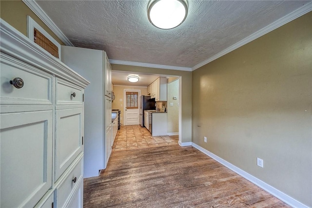 140 8th Ave, Ross Twp, PA 15229 - hall with light wood-style flooring, a textured ceiling, and baseboards