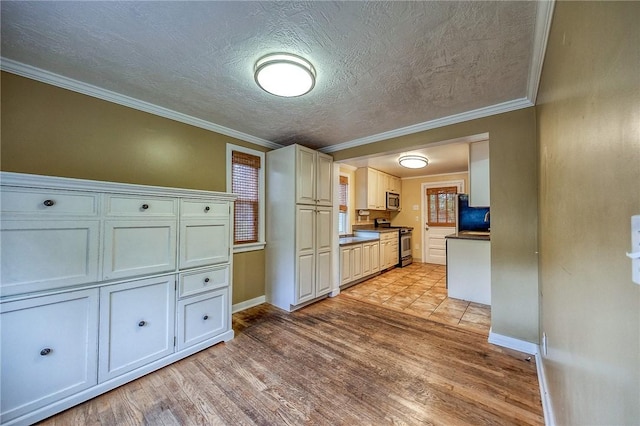 140 8th Ave, Ross Twp, PA 15229 - kitchen featuring appliances with stainless steel finishes, crown molding, light wood-style floors, baseboards, and a textured ceiling