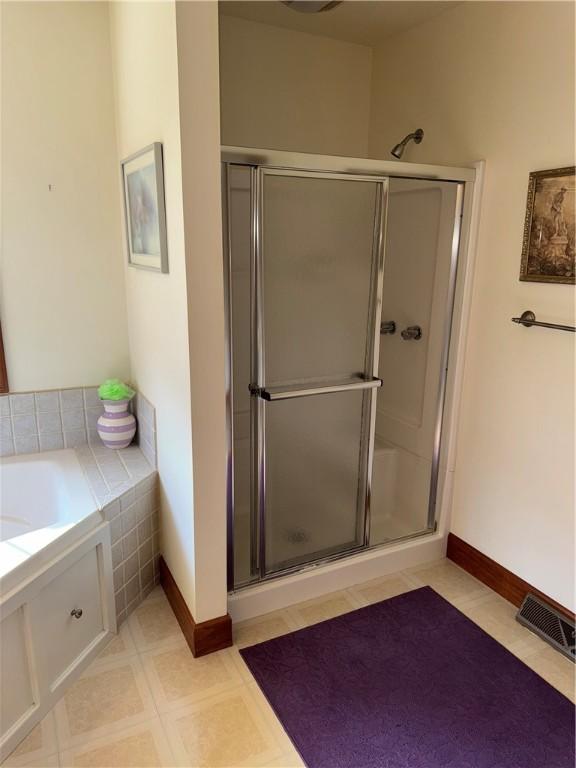 16 Finnin Rd, Allegheny Twp Wml, PA 15068 - full bath featuring a shower stall and baseboards