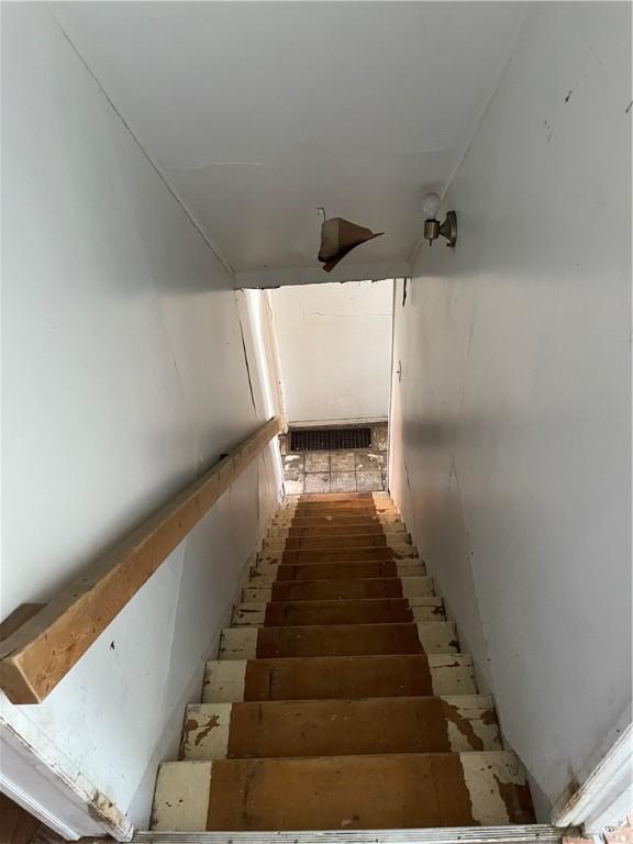 473 New 8th Ave, West Homestead, PA 15120 - view of staircase
