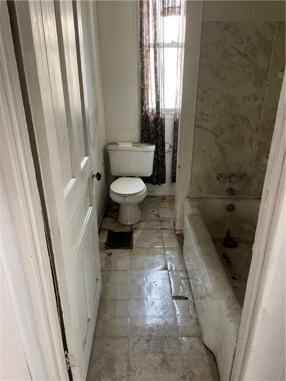 473 New 8th Ave, West Homestead, PA 15120 - bathroom with toilet and a bath