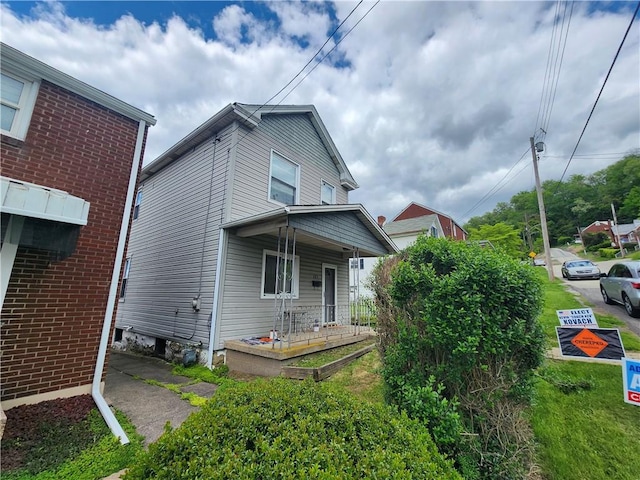 421 32nd St, Mckeesport, PA 15132 - back of property featuring covered porch