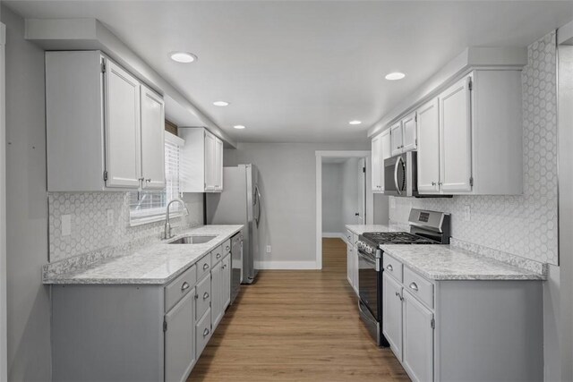 13 Chestnut St, South Fayette, PA 15082 - kitchen featuring stainless steel appliances, a sink, baseboards, recessed lighting, and light wood finished floors