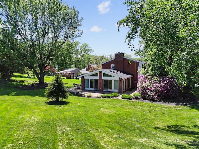 view of grassy yard featuring a patio