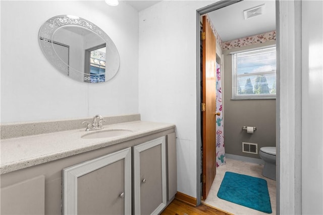 full bath with vanity, toilet, a shower with curtain, and baseboards