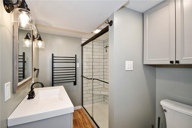 918 Arlington Prt, Vue, PA 15133 - bathroom with a tile shower, toilet, wood finished floors, vanity, and a towel warming rack