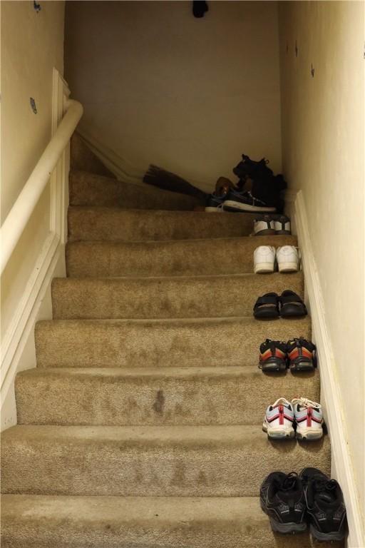 518 Middle Ave, Wilmerding, PA 15148 - view of staircase