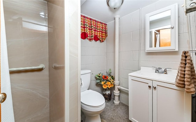 full bath featuring vanity, toilet, and a shower with shower curtain