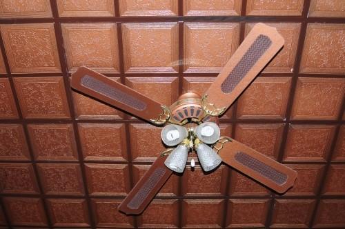 41 Sylvia Ave, Ross Twp, PA 15214 - detailed view of a chandelier