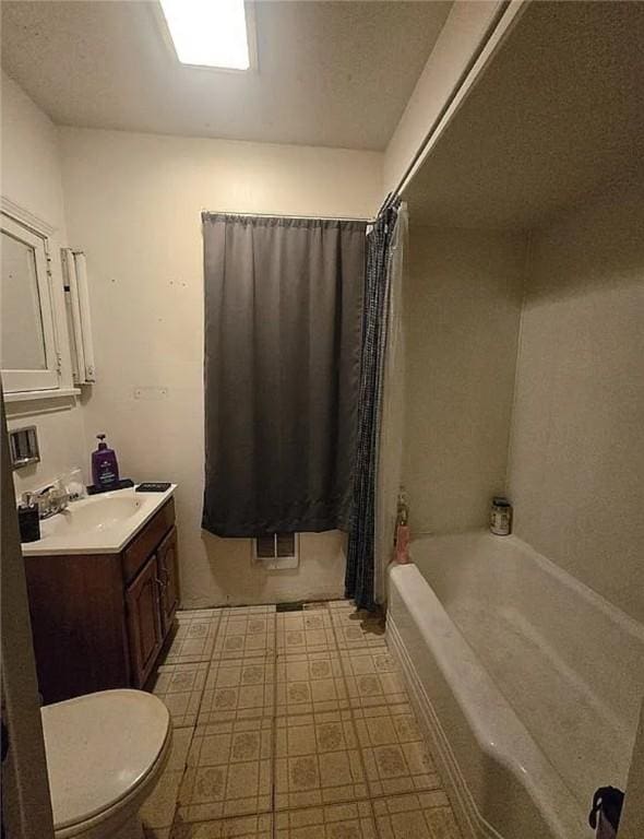 121 Clinton St, Greenville Boro Mer, PA 16125 - full bath with toilet, vanity, and shower / bath combo with shower curtain