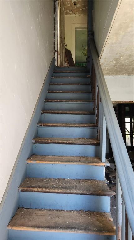 207 Hoffman Ave, Oil City, PA 16301 - view of stairway