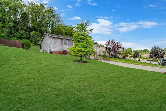 view of yard featuring driveway
