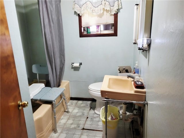 bathroom with toilet, a sink, a chandelier, shower / bathtub combination with curtain, and baseboards