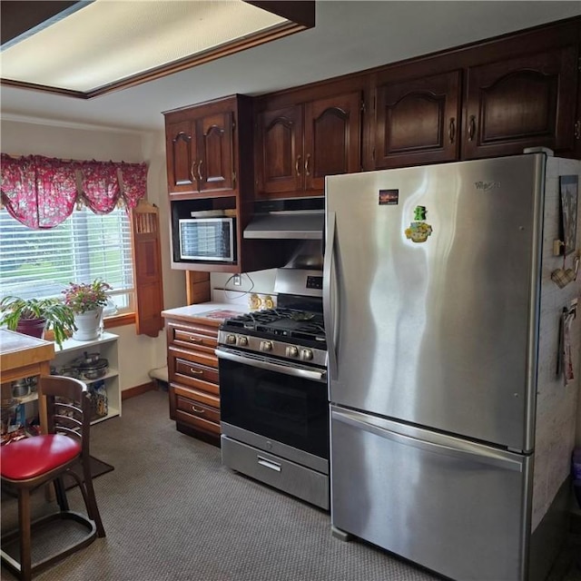 kitchen featuring stainless steel appliances, under cabinet range hood, carpet, dark brown cabinetry, and light countertops