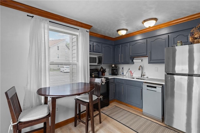 1265 Norberry Ct Unit 18, Cranberry Twp, PA 16066 - kitchen featuring stainless steel appliances, a sink, ornamental molding, light countertops, and light wood-style floors