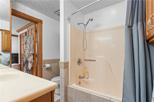 1265 Norberry Ct Unit 18, Cranberry Twp, PA 16066 - full bath with tile walls, toilet, wainscoting, shower / bathtub combination with curtain, and vanity