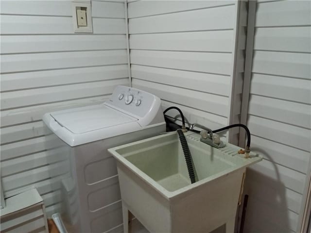 81 Allen St, Allentown, PA 15210 - laundry room with washer / clothes dryer