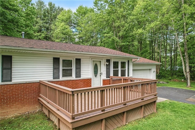 1196 Rutledge Rd, Pymatuning Twp, PA 16154 - wooden terrace with a garage