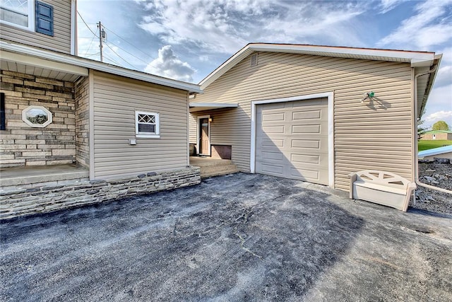 190 W Main St, Donegal Wml, PA 15628 - garage with driveway