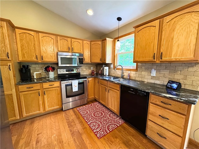 202 Jefferson Ct, Slippery Rock Boro, PA 16057 - kitchen with stainless steel appliances, a sink, vaulted ceiling, light wood finished floors, and tasteful backsplash