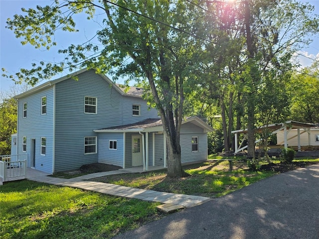 view of front of property featuring a front lawn and a porch
