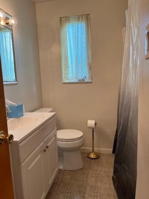 6729 Highland Ave, Union Twp Wsh, PA 15332 - full bath featuring toilet, baseboards, vanity, and curtained shower