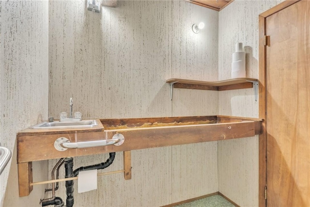 1445 E Cruikshank Rd, Valencia Boro, PA 16059 - bathroom featuring a sink